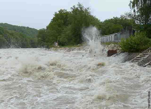 ¿Qué significa soñar con que un río se desborda?